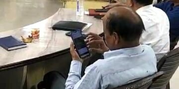 डीएम सुन रहे थे शिकायत, मातहत अधिकारी व्हाट्सएप चैटिंग व शॉर्ट वीडियो में थे मस्त