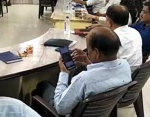 डीएम सुन रहे थे शिकायत, मातहत अधिकारी व्हाट्सएप चैटिंग व शॉर्ट वीडियो में थे मस्त