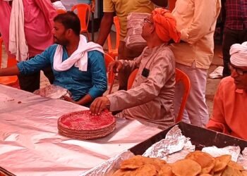 बेल्थरारोड में बड़े मंगलवार को भंडारे का आयोजन