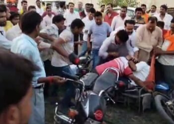 सिद्धार्थनगर: समीक्षा बैठक के दौरान आपस में भिड़ गए भाजपा कार्यकर्ता, खूब चले लात-घुसे