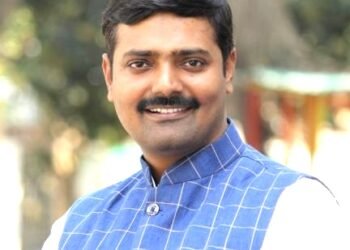 यूपी में बढ़ रहे अधिकारी बनाम बीजेपी नेताओं के बीच विवाद