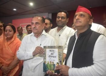 योगी की जगह डिप्टी सीएम खुद बनना चाहते हैं मुख्यमंत्री: अखिलेश