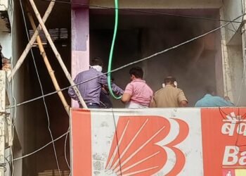 बैंक ऑफ बड़ौदा में आग लगने से मची भगदड़, पुलिस ने दिखाई तत्परता
