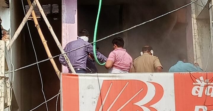 बैंक ऑफ बड़ौदा में आग लगने से मची भगदड़, पुलिस ने दिखाई तत्परता