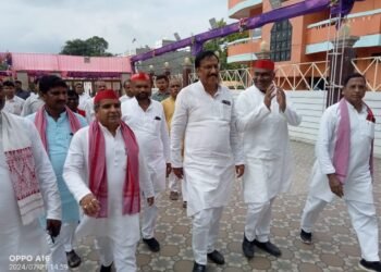 मऊ के पीड़ितों से मिला सपा का प्रतिनिधि मंडल, डीएम को दिया ज्ञापन