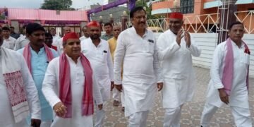 मऊ के पीड़ितों से मिला सपा का प्रतिनिधि मंडल, डीएम को दिया ज्ञापन