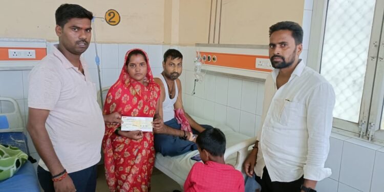 Ballia: ‘गरीब मरीज के इलाज के लिए आगे आई ‘मदद’ संस्था