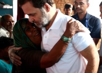 राहुल गांधी पहुंचे हाथरस, पीड़ित परिजनों से मिले