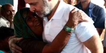 राहुल गांधी पहुंचे हाथरस, पीड़ित परिजनों से मिले