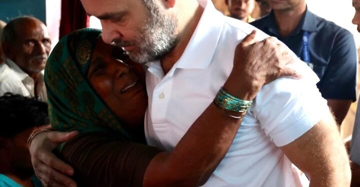 राहुल गांधी पहुंचे हाथरस, पीड़ित परिजनों से मिले