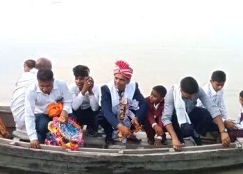 अनोखी बारात: बाढ़ के बीच शादी करने नाव से बारात लेकर पहुंचा दूल्हा