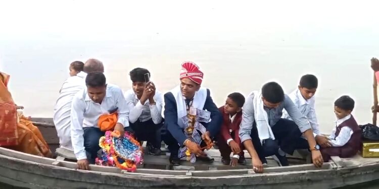 अनोखी बारात: बाढ़ के बीच शादी करने नाव से बारात लेकर पहुंचा दूल्हा