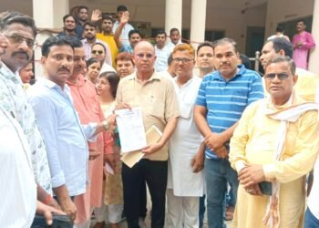 डिजिटल हाजिरी: नाराज शिक्षक काली पट्टी बांधकर कर रहे विरोध