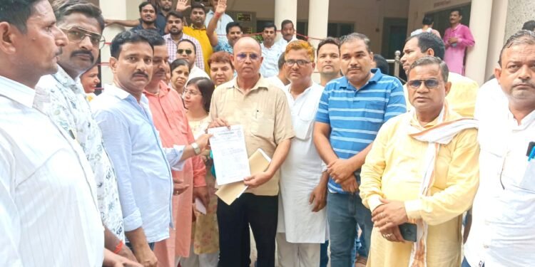 डिजिटल हाजिरी: नाराज शिक्षक काली पट्टी बांधकर कर रहे विरोध