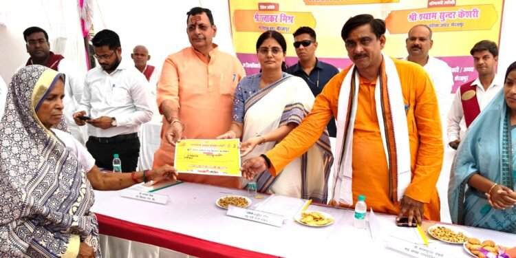 केंद्रीय मंत्री अनुप्रिया पटेल ने 11666 पीएम आवास का प्रमाण पत्र वितरित किया