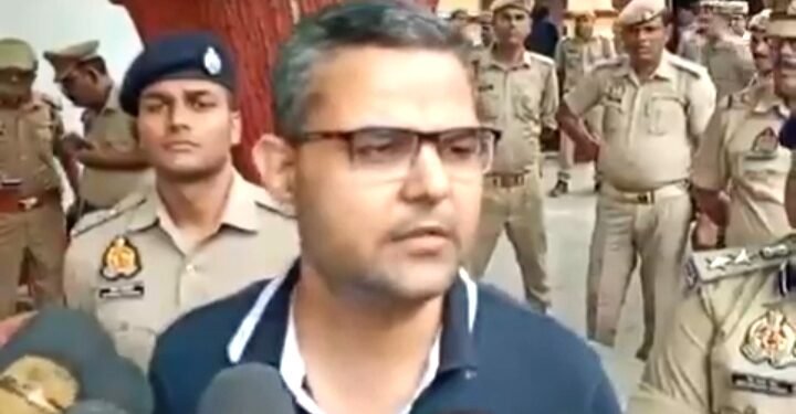 बलिया में यूपी- बिहार सीमा एडीजी वाराणसी व डीआईजी का छापा, 9 पुलिसकर्मी सस्पेंड