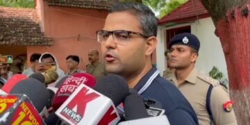 Ballia: भ्रष्ट पुलिसकर्मियों को पकड़ने के लिए खलासी के रूप में पहुंचे थे एडीजी व डीआईजी