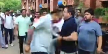 बनारस के एडीएम का हेड शॉट, होटल मालिक की नाक पर किया सिर से वॉर