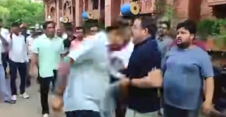 बनारस के एडीएम का हेड शॉट, होटल मालिक की नाक पर किया सिर से वॉर