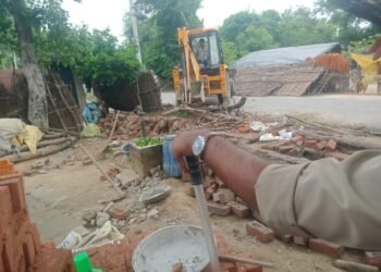 Barabanki: अतिक्रमणकारियों ने उठाई नई दीवार, एसडीएम ने गिरवाया