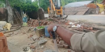 Barabanki: अतिक्रमणकारियों ने उठाई नई दीवार, एसडीएम ने गिरवाया