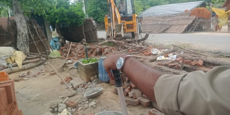 Barabanki: अतिक्रमणकारियों ने उठाई नई दीवार, एसडीएम ने गिरवाया