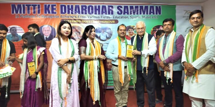 मिट्टी फाउंडेशन ने बिहार की 50 हस्तियों को सम्मानित किया