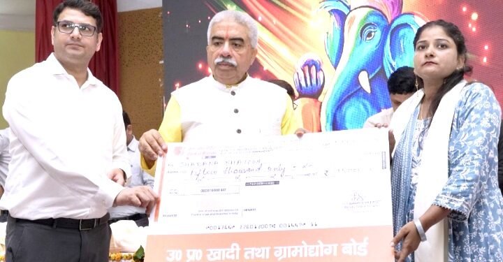 शिल्पकारों को मिले निःशुल्क टूल किट, चेहरे पर आई खुशी