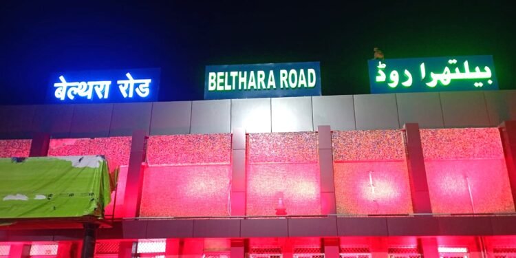 बेल्थरा रोड रेलवे स्टेशन पर फुट ब्रिज की शिफ्टिंग न होने से यात्री परेशान
