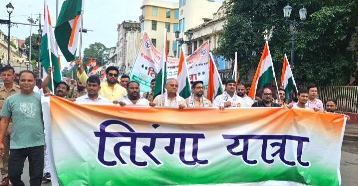 10 हजार मुस्लिम नौजवानों के साथ राज्य मंत्री दानिश आज़ाद ने तिरंगा यात्रा निकाली