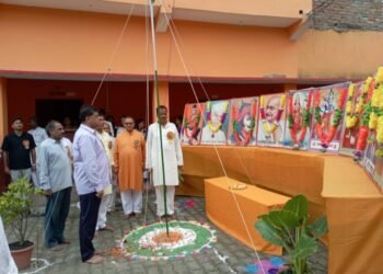 बलिया के बेल्थरारोड में शान से लहराया तिरंगा