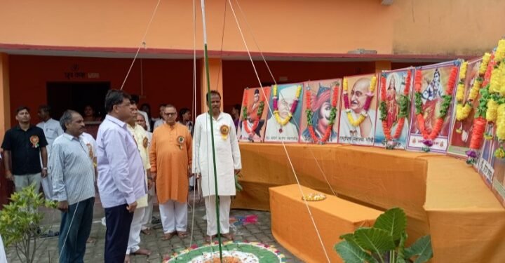 बलिया के बेल्थरारोड में शान से लहराया तिरंगा