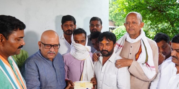 अयोध्या: सामूहिक दुष्कर्म पीड़िता से कांग्रेस प्रदेश अध्यक्ष ने की मुलाकात