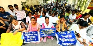 69 हजार शिक्षक भर्ती: अभ्यर्थियों ने भाजपा प्रदेश अध्यक्ष के आवास का घेराव किया