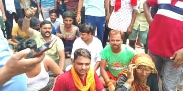 बिजली कटौती से परेशान लोगों ने की सड़क जाम, पुलिस ने की लाठी चार्ज