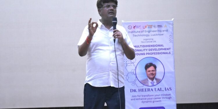 इस आईएएस अधिकारी की बातों को जरूर सुनें छात्र, ‘थ्री इन वन’ मंत्र से मिलेगी सफलता