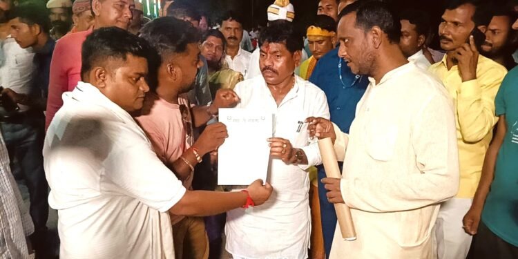 नगर पंचायत ओबरा में भ्रष्टाचार, लोगों ने राज्य मंत्री को सौंपा ज्ञापन