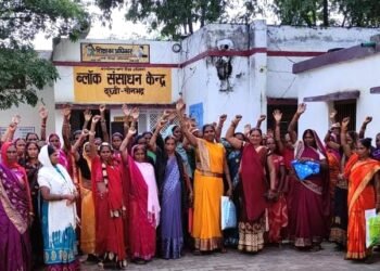 रसोइयों को रोजाना 70 रुपये से भी कम मिलता है मानदेय, किया प्रदर्शन