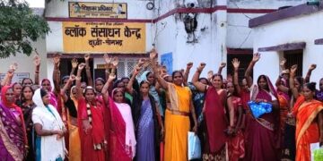 रसोइयों को रोजाना 70 रुपये से भी कम मिलता है मानदेय, किया प्रदर्शन