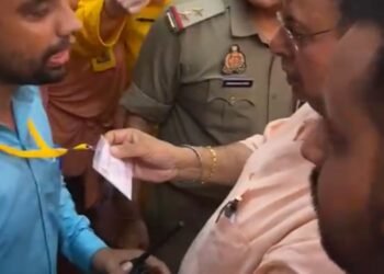 मां विंध्यवासिनी मंदिर में सेक्टर मजिस्ट्रेट को जूता पहन कर जाना महंगा पड़ा, निलंबित