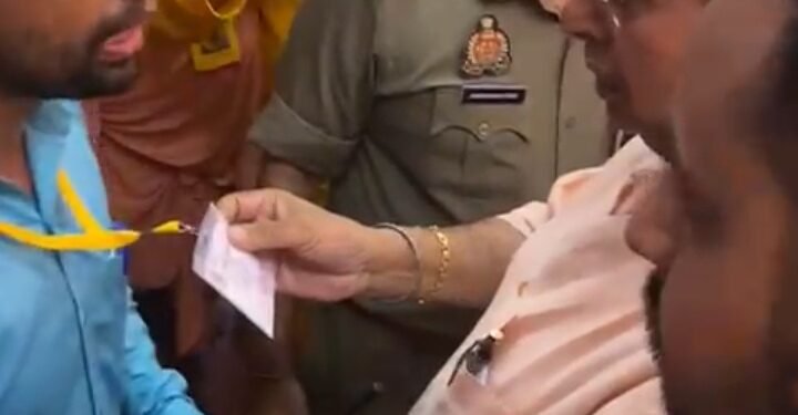 मां विंध्यवासिनी मंदिर में सेक्टर मजिस्ट्रेट को जूता पहन कर जाना महंगा पड़ा, निलंबित