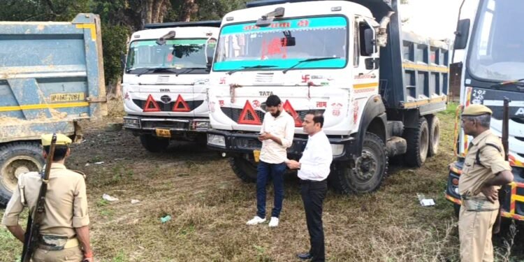 बाराबंकी: अवैध खनन में संलिप्त पोकलैंड मशीन व पांच डंपर सीज
