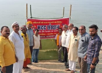 गंगा घाटों पर महिलाओं को वस्त्र बदलने के लिए संस्था ने लगाई स्थाई शिविर