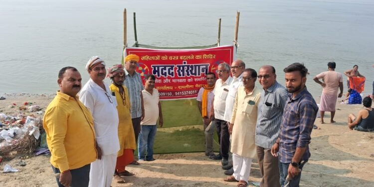 गंगा घाटों पर महिलाओं को वस्त्र बदलने के लिए संस्था ने लगाई स्थाई शिविर