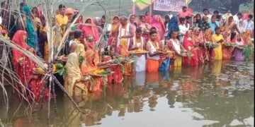 सूर्य देव को अर्घ्य देने के साथ ही छठ महापर्व का समापन