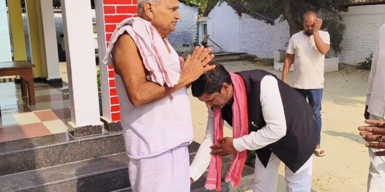 कटेहरी: कुछ इस अंदाज में साईकिल दौड़ाने के लिए पसीना बहा रहे हैं विधायक डॉ. एचएन पटेल