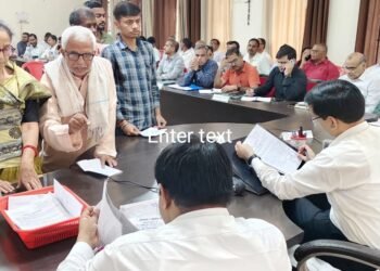 एक्शन मूड में बलिया के डीएम, 14 अधिकारियों के वेतन रोकने का निर्देश