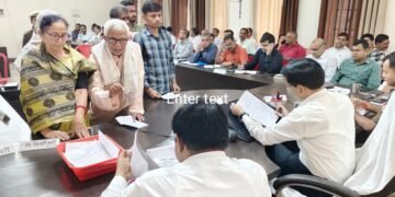 एक्शन मूड में बलिया के डीएम, 14 अधिकारियों के वेतन रोकने का निर्देश