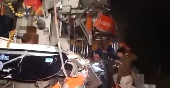दिल्ली से आजमगढ़ आ रही बस सडक हादसे में पाच की मौत