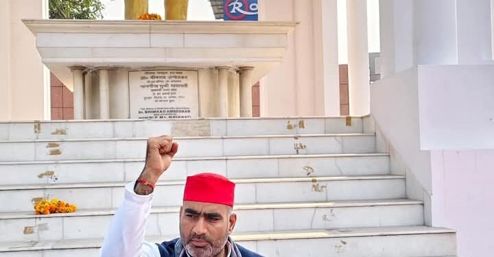 बाबा साहब की फोटो गले में डालकर साइकिल चलाते हुए धरना देने पहुंचे सपा विधायक